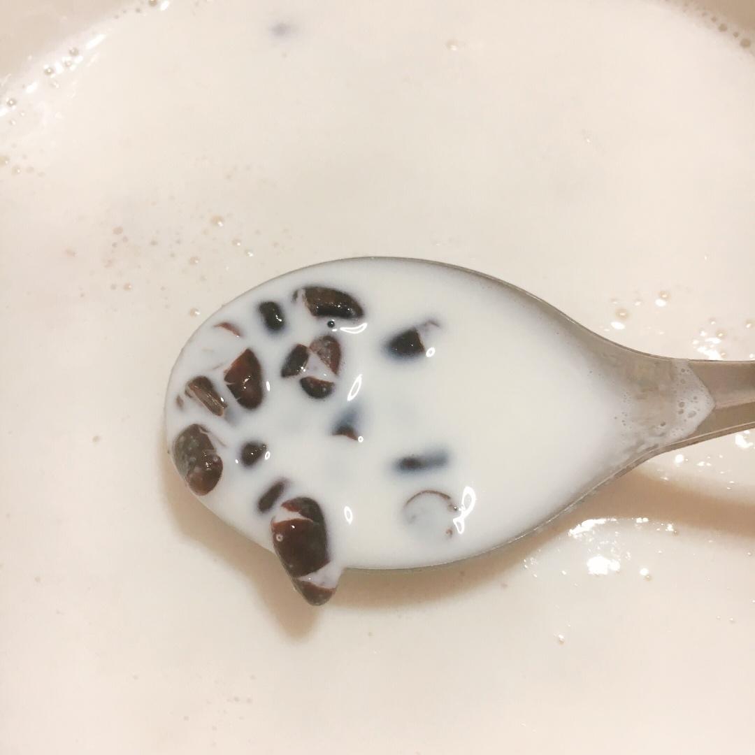 红枣红豆薏仁牛奶粥