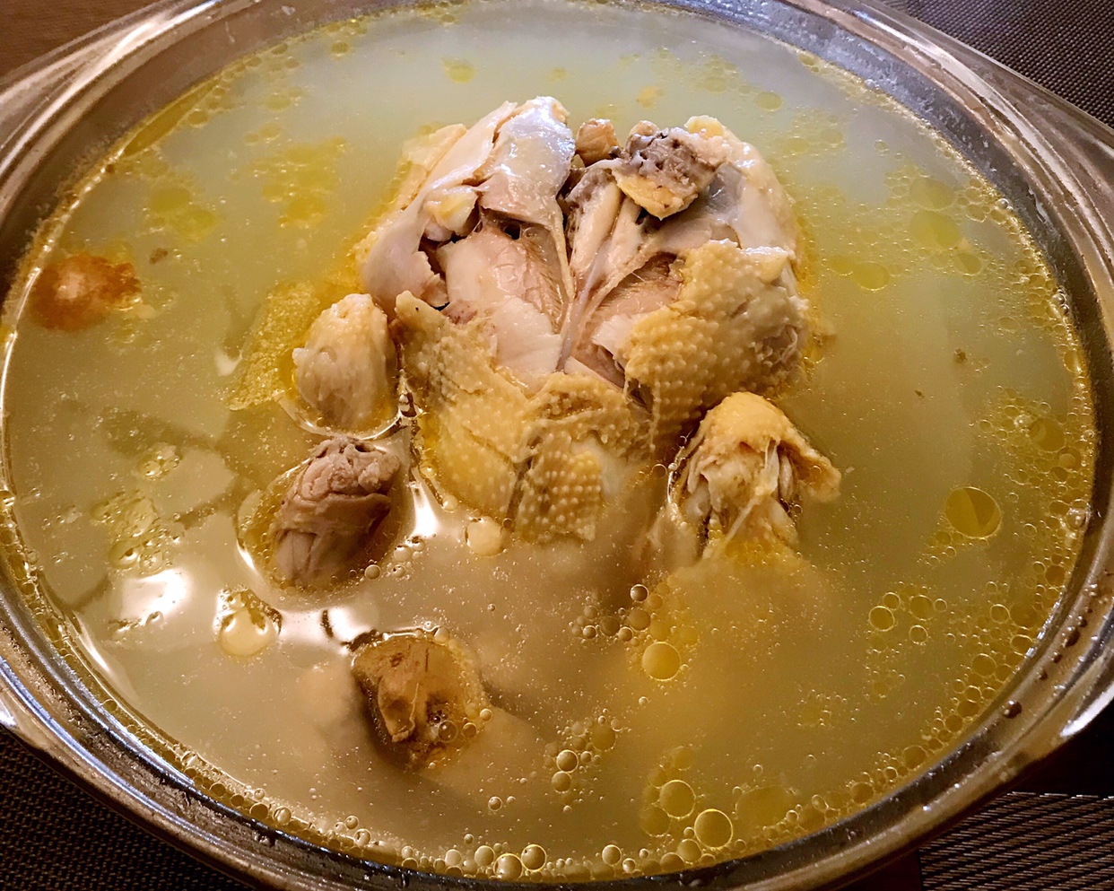 如何炖出一锅鲜比鸡精的鸡汤？三黄鸡🐔喝汤吃肉两不误的做法 步骤7