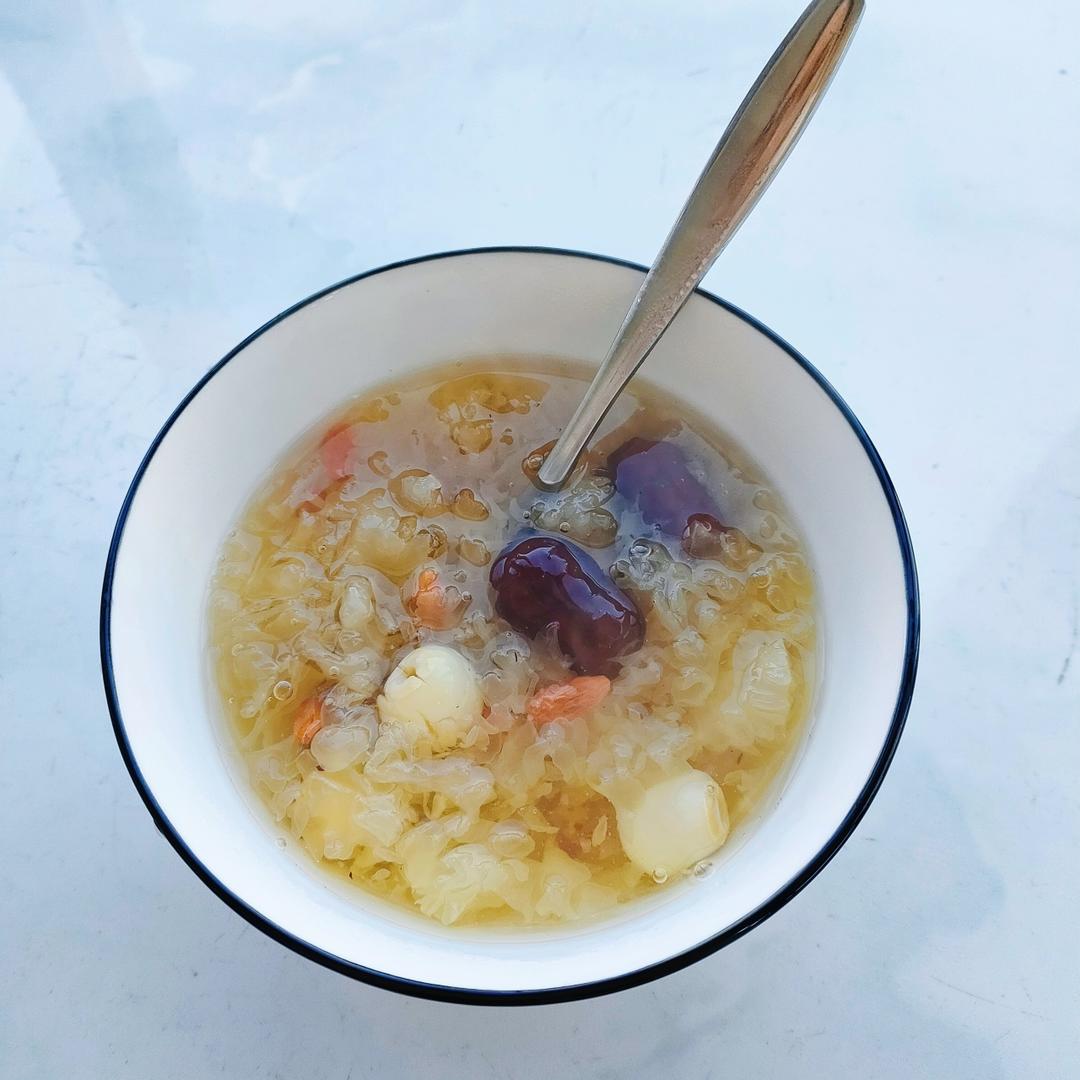 红枣银耳莲子羹