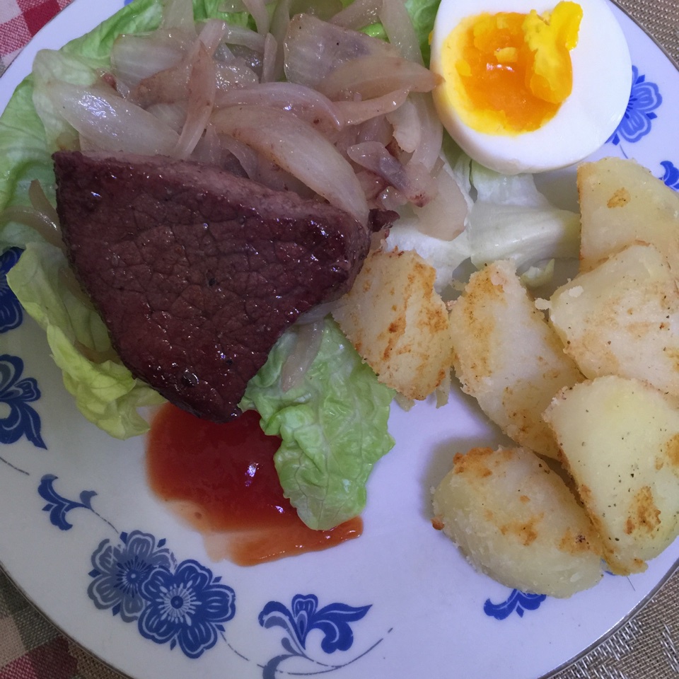 煎牛排配菠菜土豆