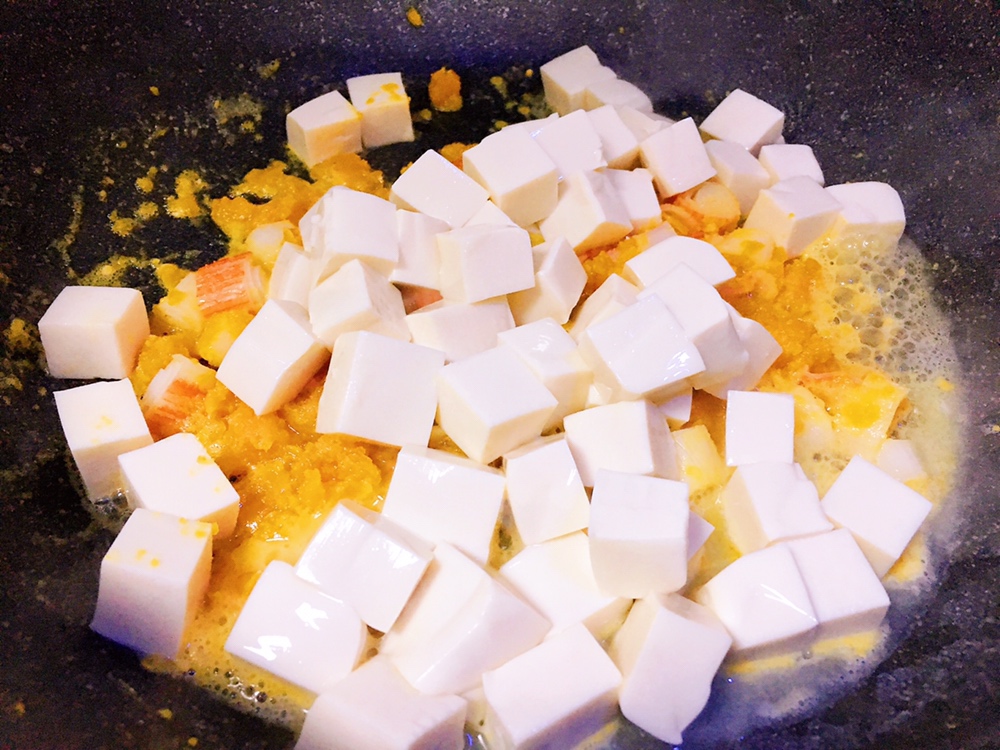 【金秋“食”节】蟹黄豆腐煲（咸蛋黄豆腐煲）🥘的做法 步骤7