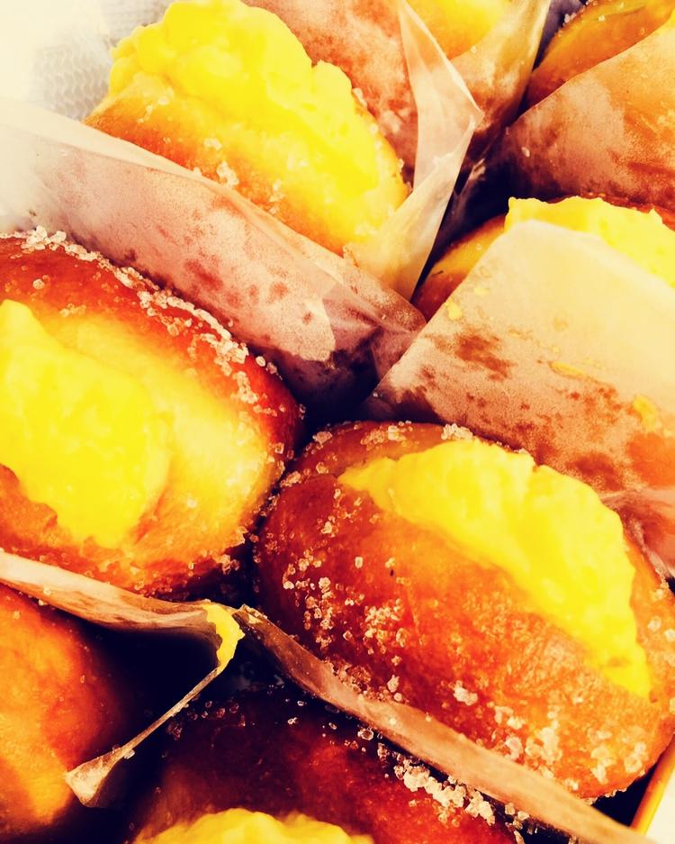 好吃到哭泣的甜甜圈VANILLA CREAM-FILLED DOUGHNUTS