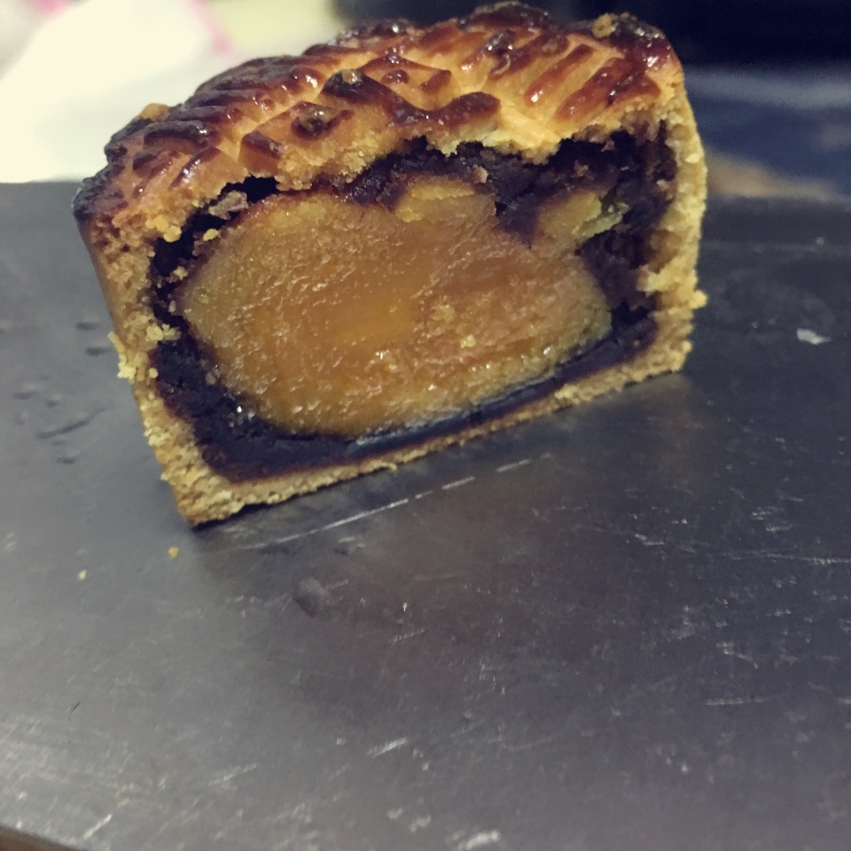 广式月饼—蛋黄莲蓉月饼