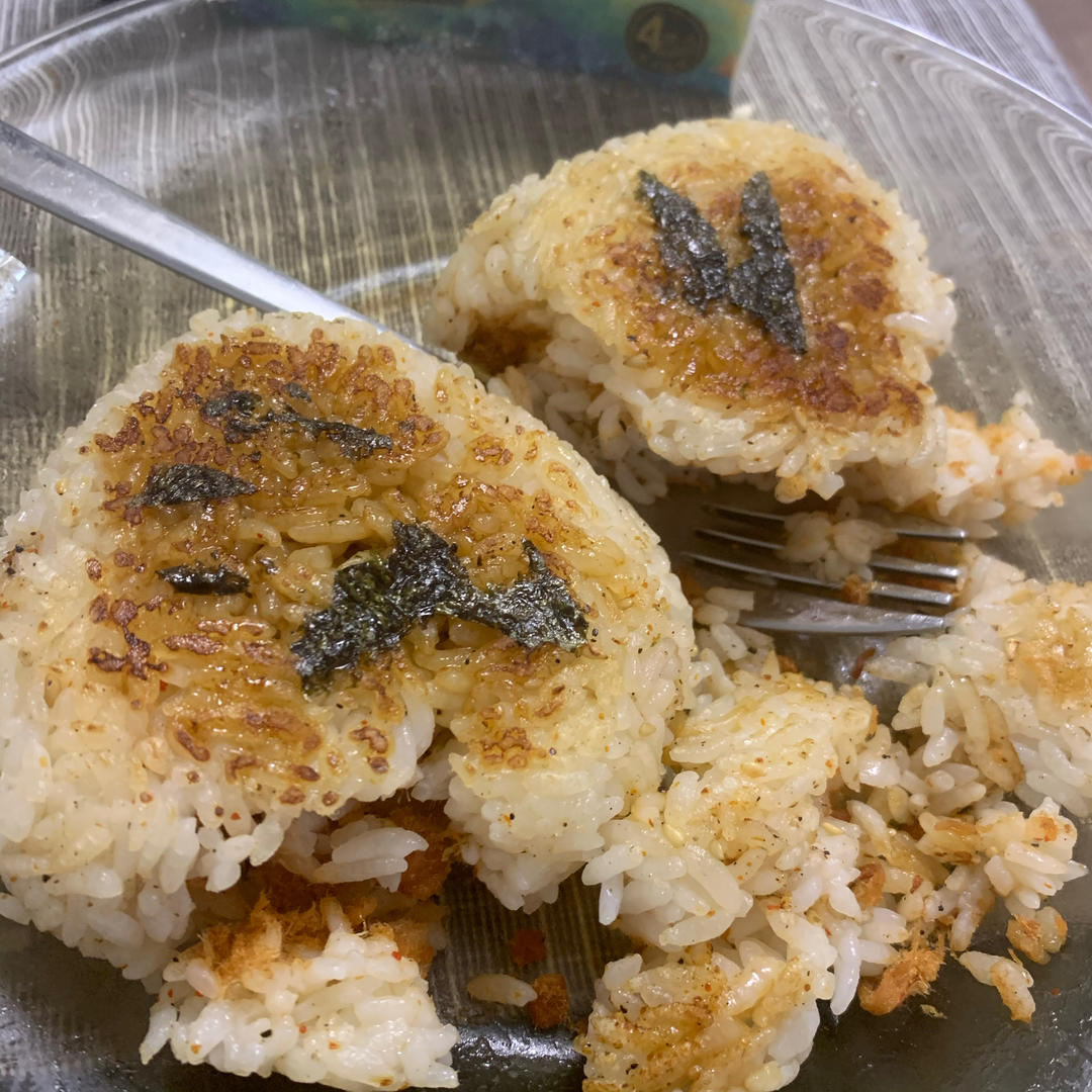 剩米饭的神仙吃法，肉松酱油烤饭团，平底锅就能做哦～