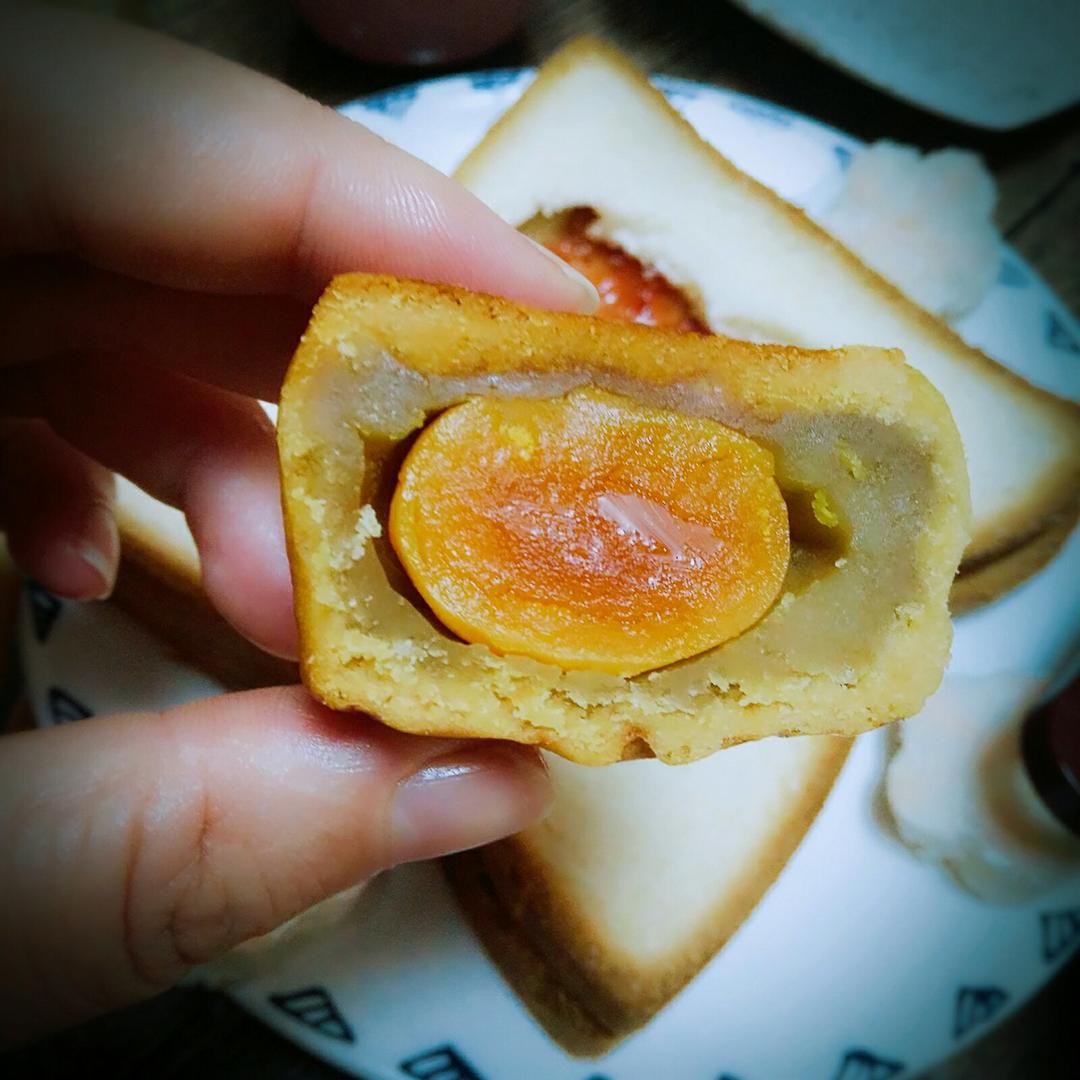 广式月饼－－蛋黄豆沙月饼