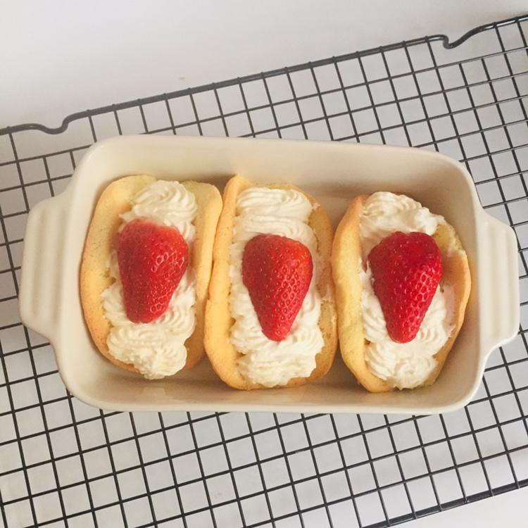 韩国最热门的甜品店Le Bread Lab的草莓蛋糕卷