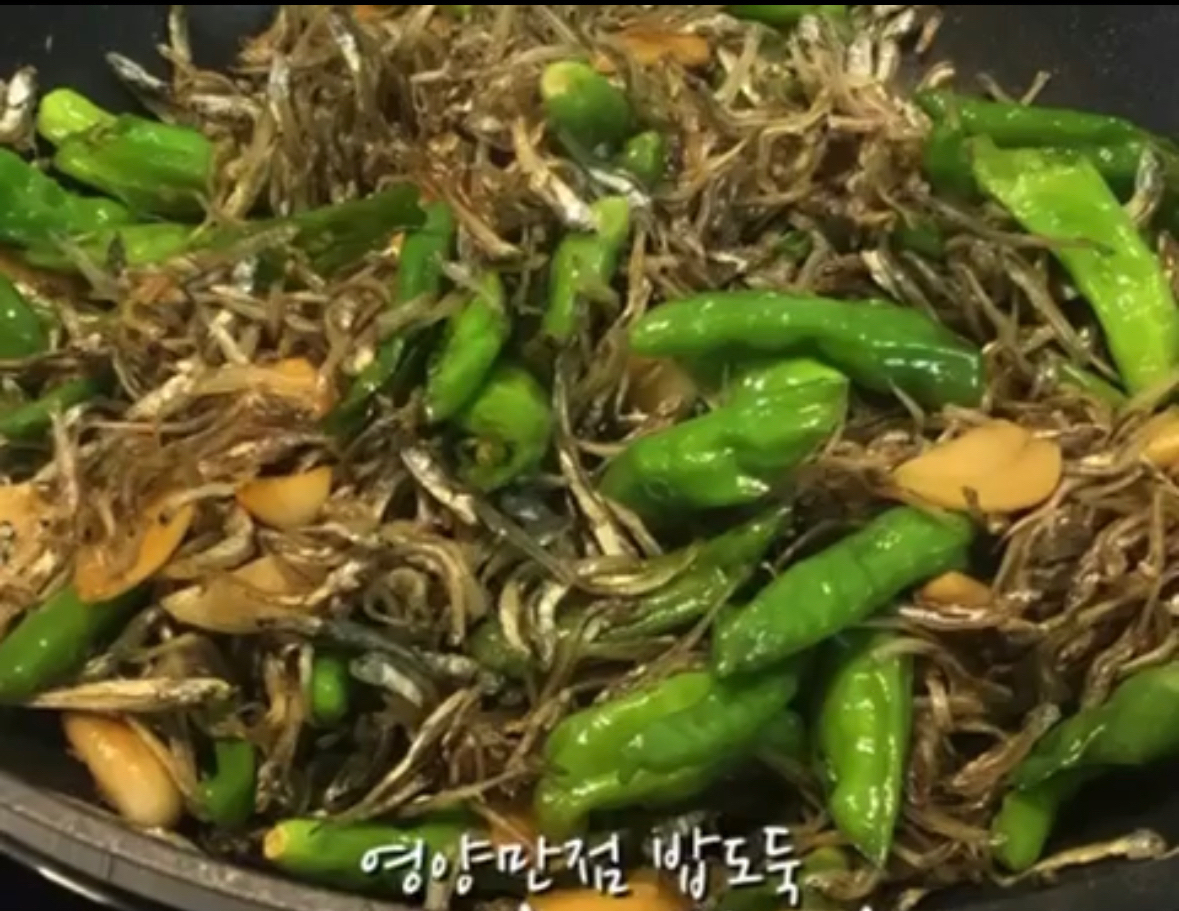 经典韩式营养满分的尖椒炒小银鱼的做法