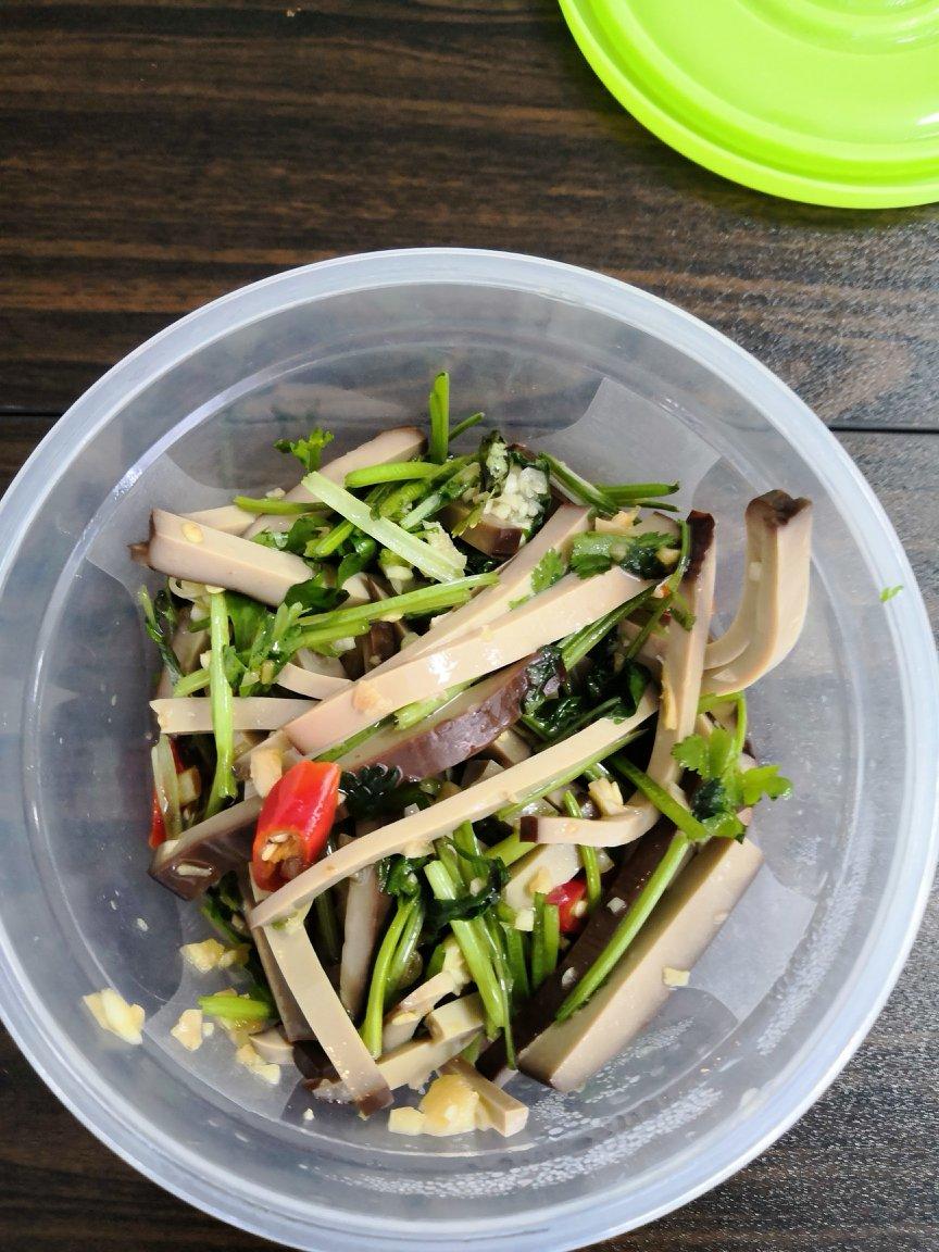 凉拌鸡蛋干香菜