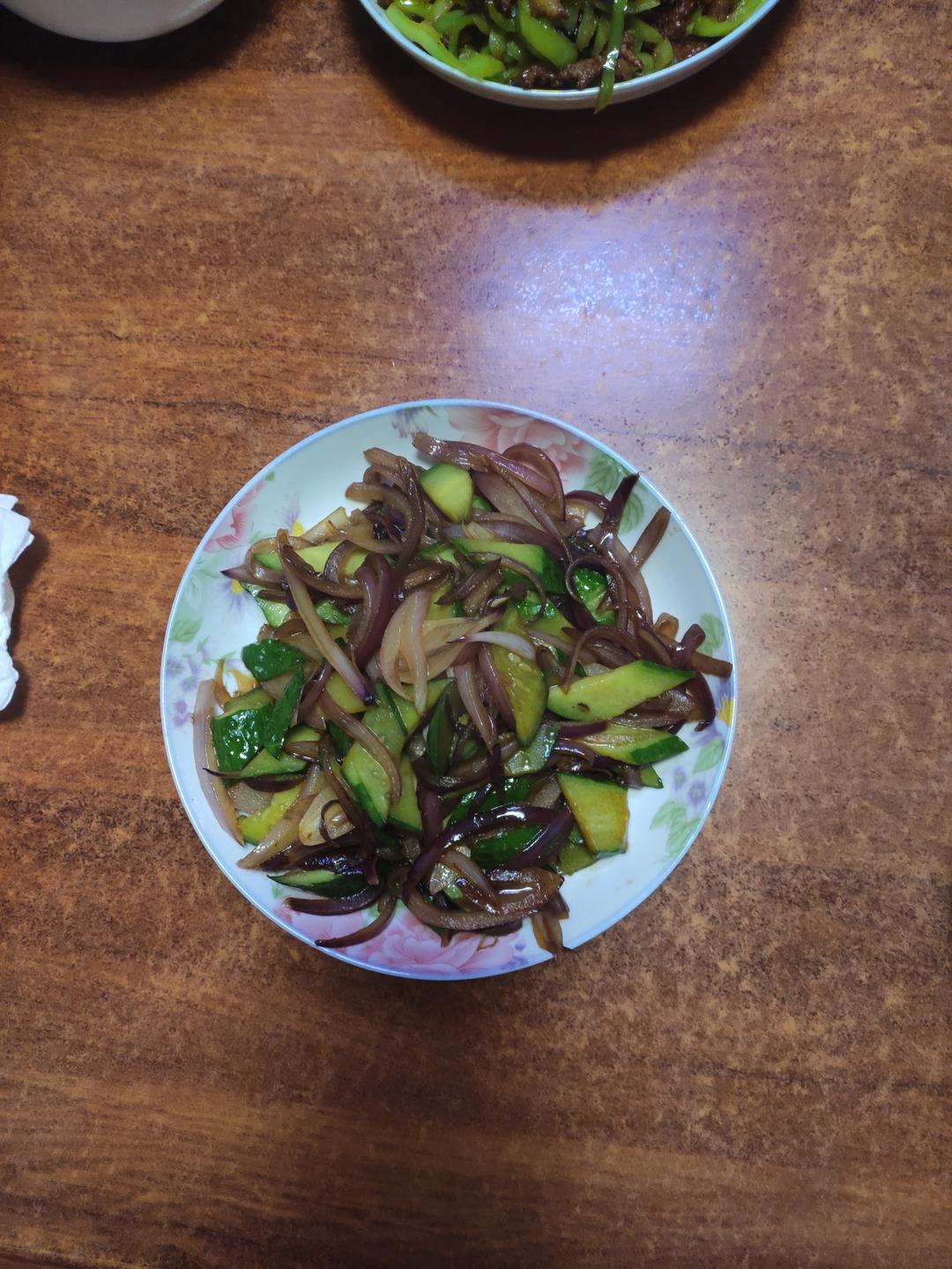 洋葱炒黄瓜  😋好吃极了