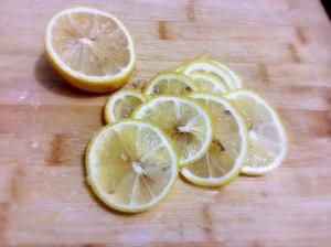蜜渍柠檬的做法 步骤2