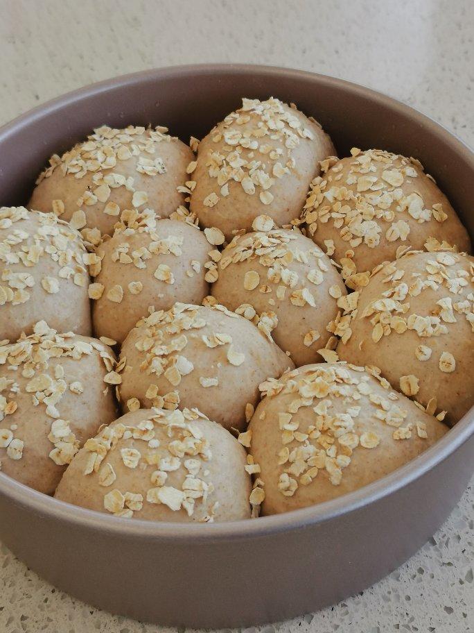 松软细腻的燕麦小餐包（Oatmeal Dinner Rolls）