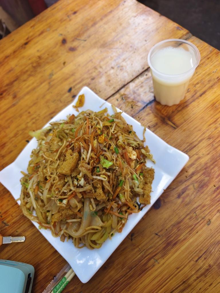 被乌啦啦带火的郑州街头小吃炒八掺：快乐碳水如此简单