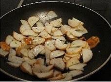 炸鱼条炒蒜苔的做法 步骤3