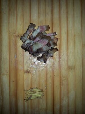豌豆荚炒腊肉的做法 步骤2