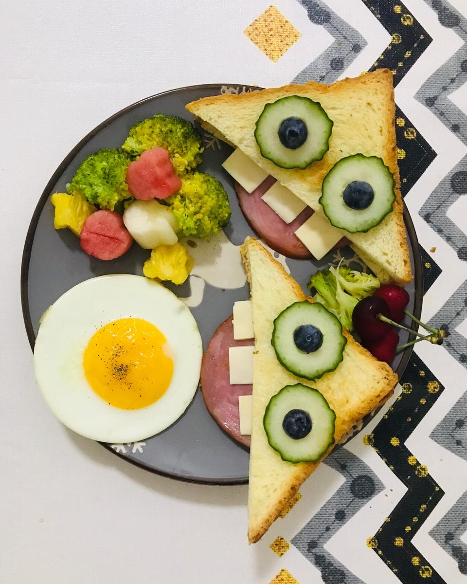 会吐舌头的大牙怪三明治