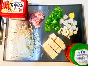 高尼私房菜之泡菜豆腐汤的做法 步骤1