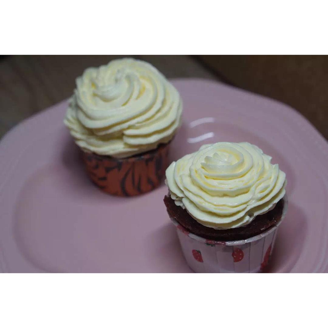经典红丝绒杯子蛋糕（red velvet cupcake）