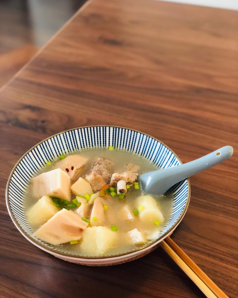 山药莲藕煲骨汤