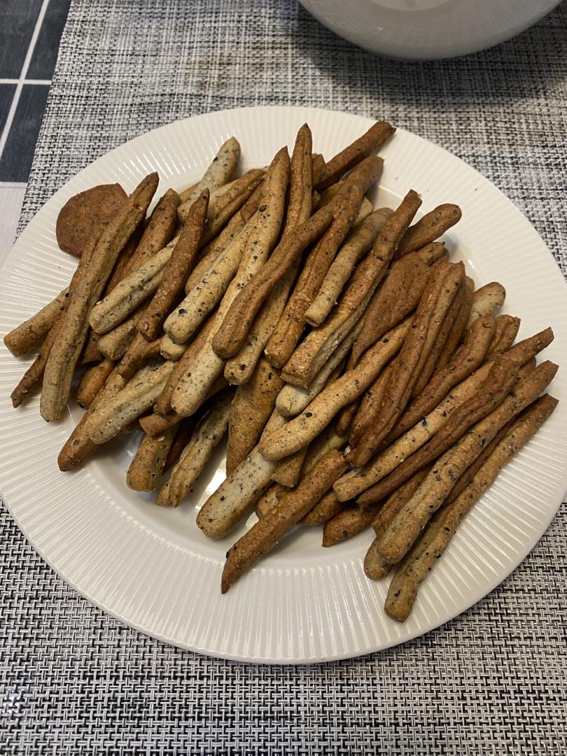 咸香的，酥酥的，吃起来停不了的黑芝麻饼干条
