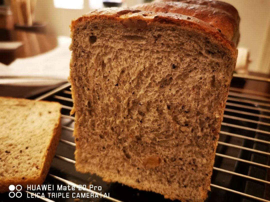 养生黑芝麻核桃吐司