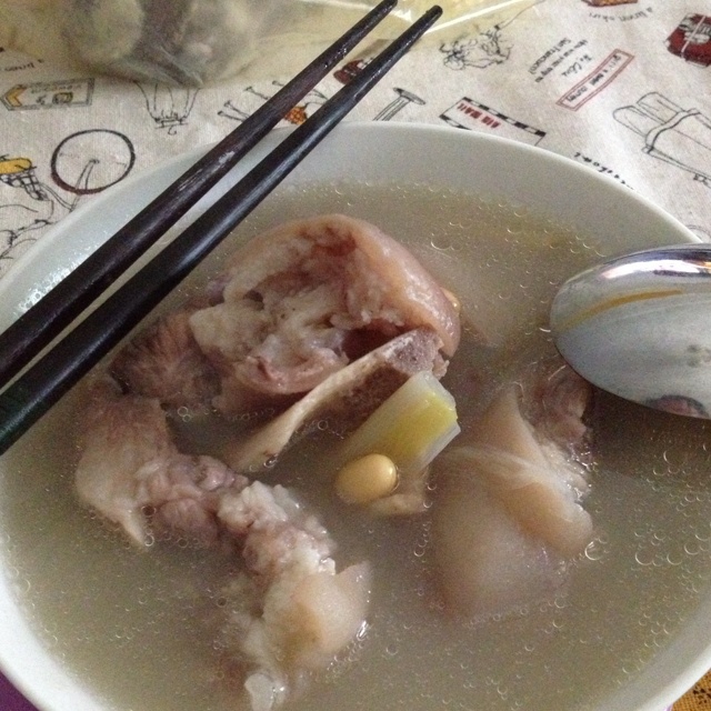 黄豆花生猪脚汤