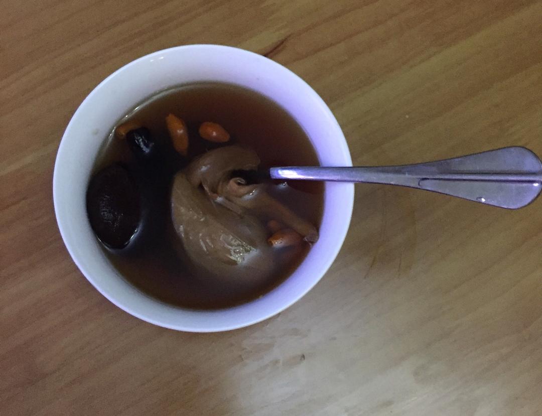 香菇木耳墨鱼汤