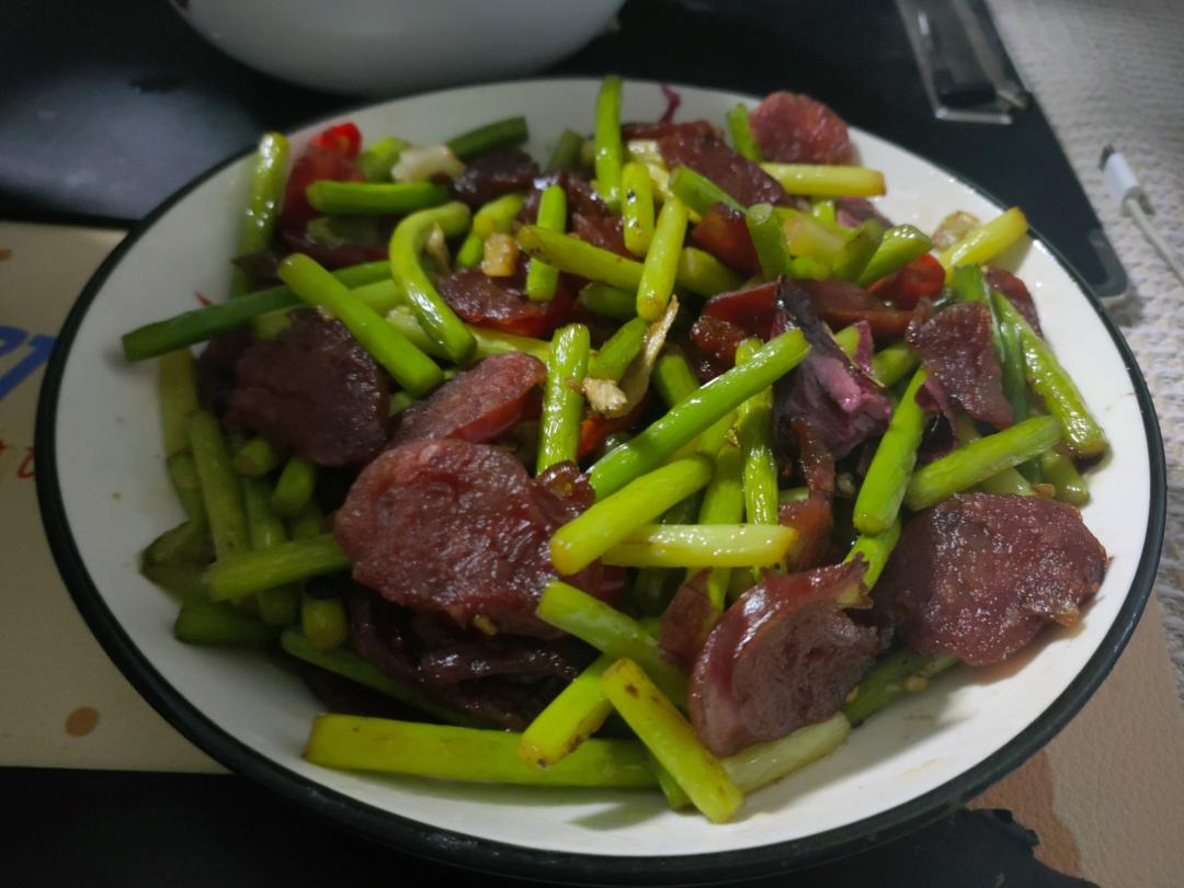 腊肠炒蒜苔