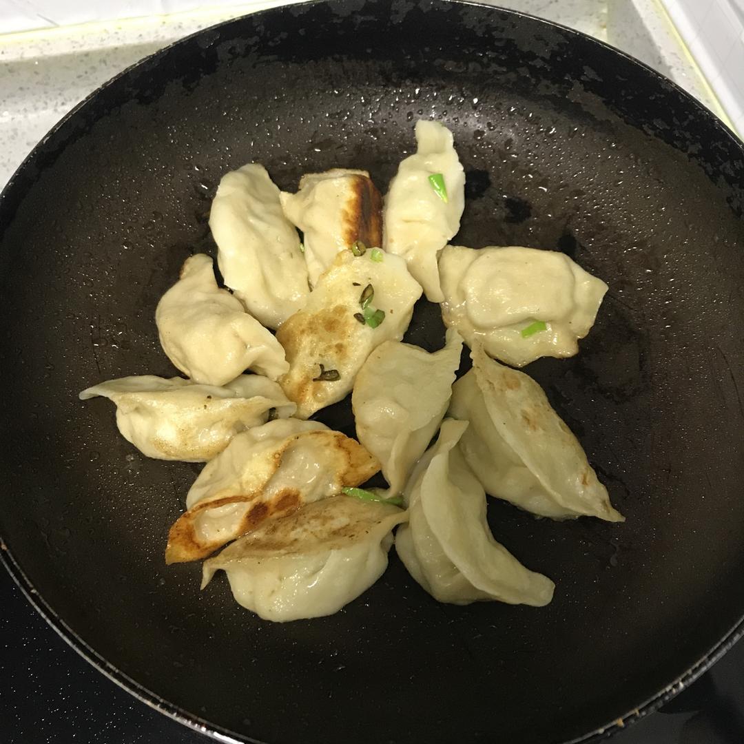 早餐来一锅香脆的生煎饺子