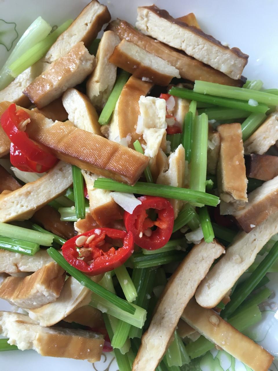 素菜：芹菜炒豆腐干