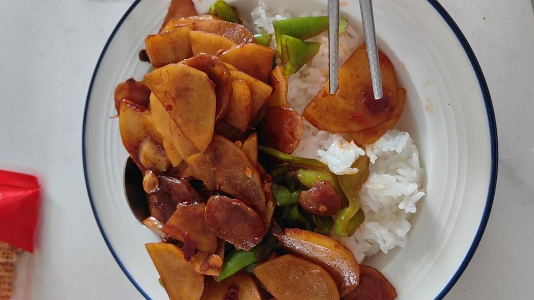 土豆青椒炒腊肠