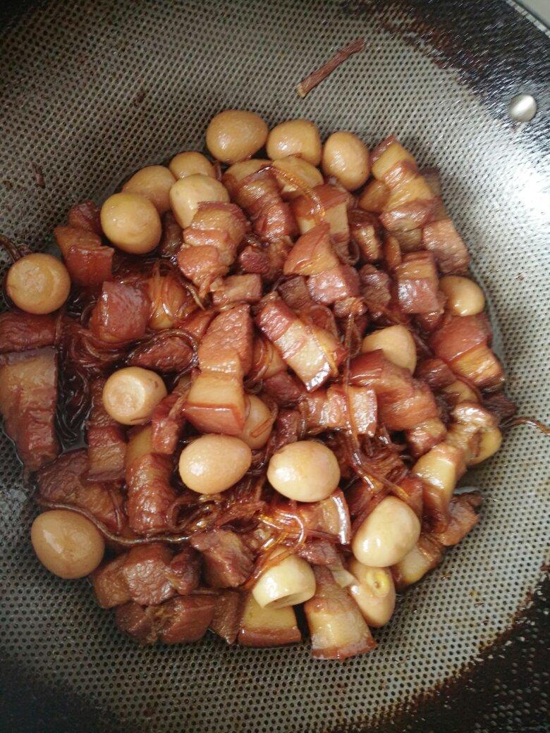 加了鹌鹑蛋后，这盘红烧肉，美味的逆天啦——鹌鹑蛋烧肉（孔瑶食谱）