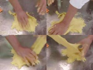 日本面包大师小仓孝树 手打黄油卷的做法 步骤3