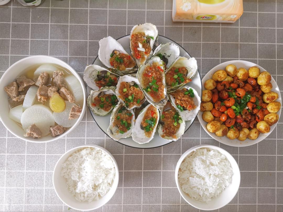 油焖龙虾尾烩虎皮鹌鹑蛋