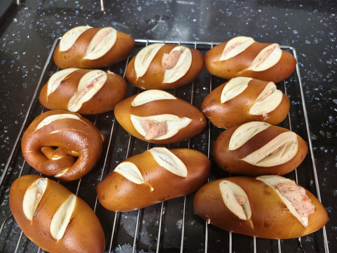 草莓奶酪碱水面包