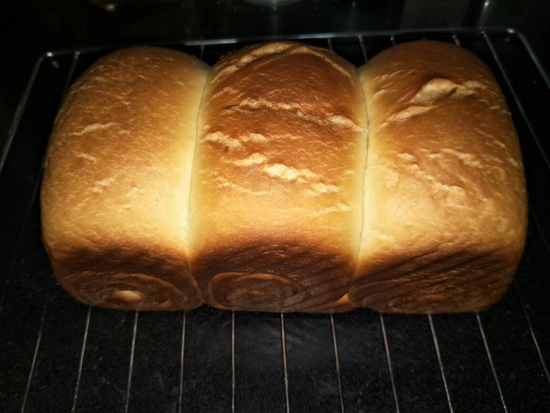 吐司面包（详解制作—手工揉面全过程）