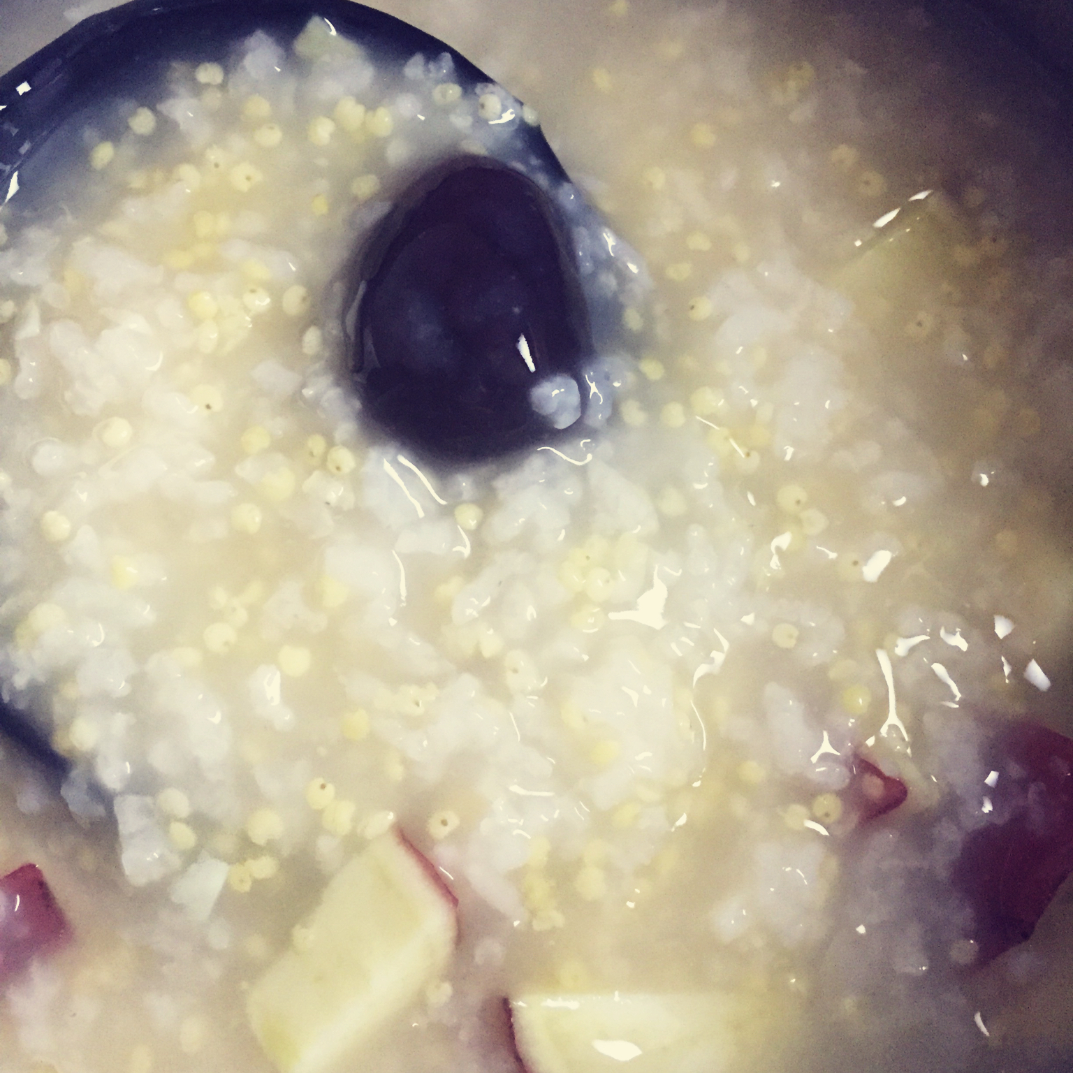 小米山药红枣枸杞大米花生核桃绿豆粥