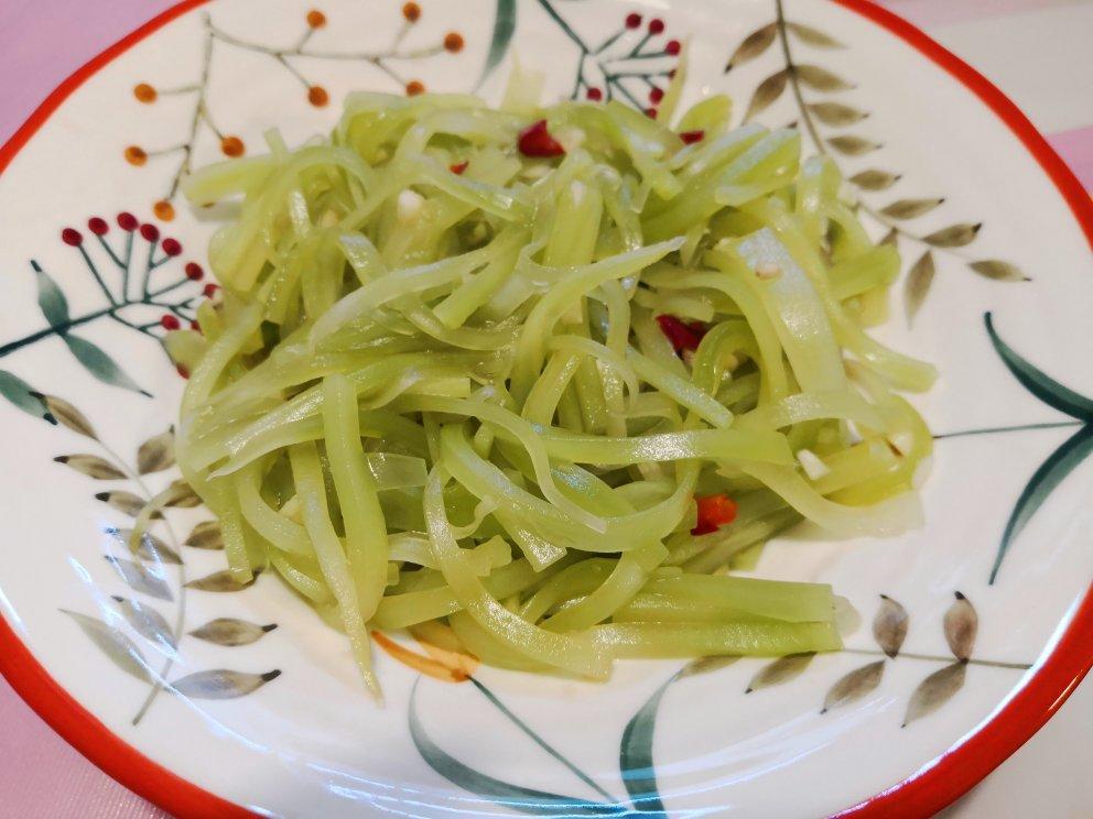 厨师长教你：夏日开胃小菜“凉拌莴笋丝”的家常做法，简单易学赶紧收藏吧