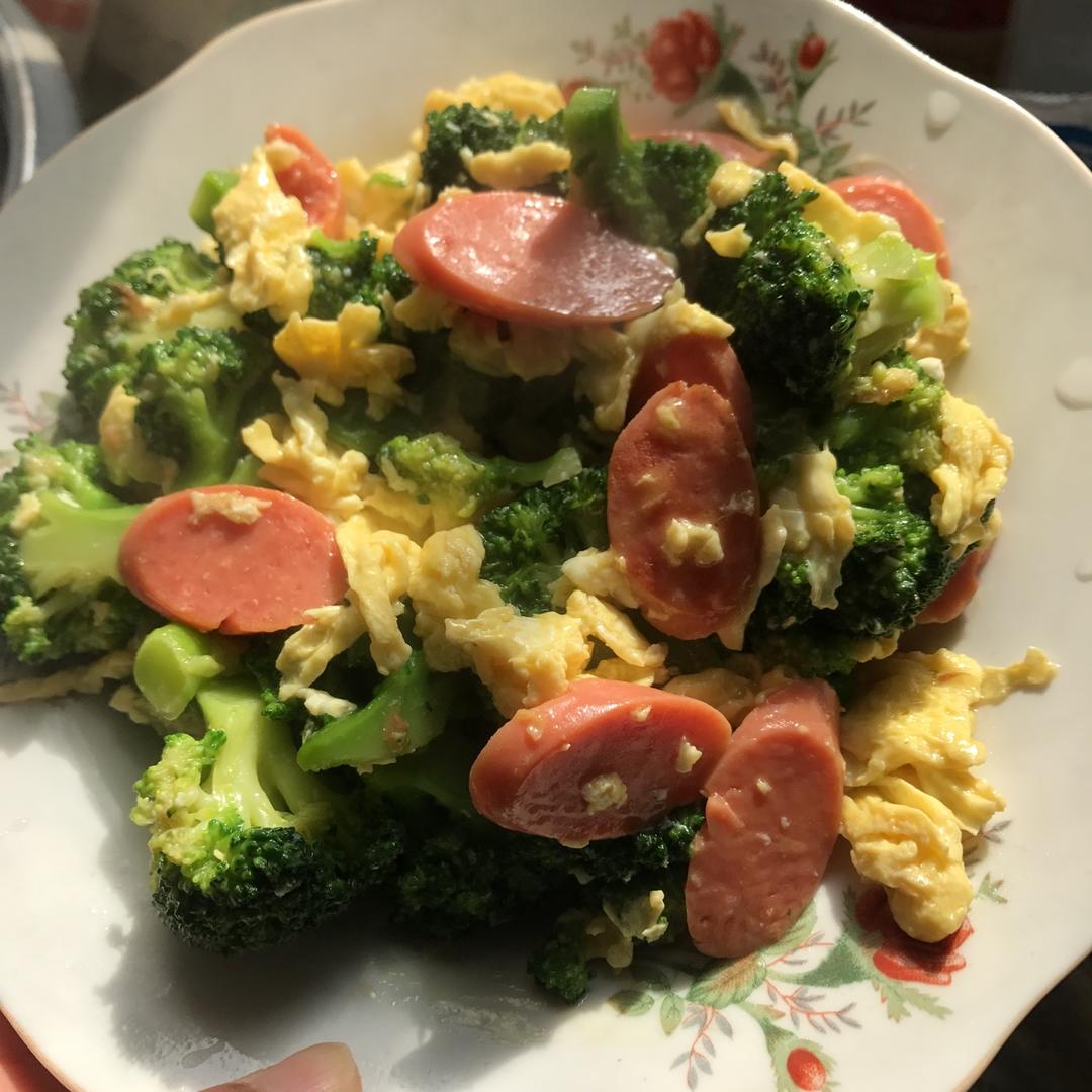 {☀快手晚餐☀}火腿肠滑蛋西兰花