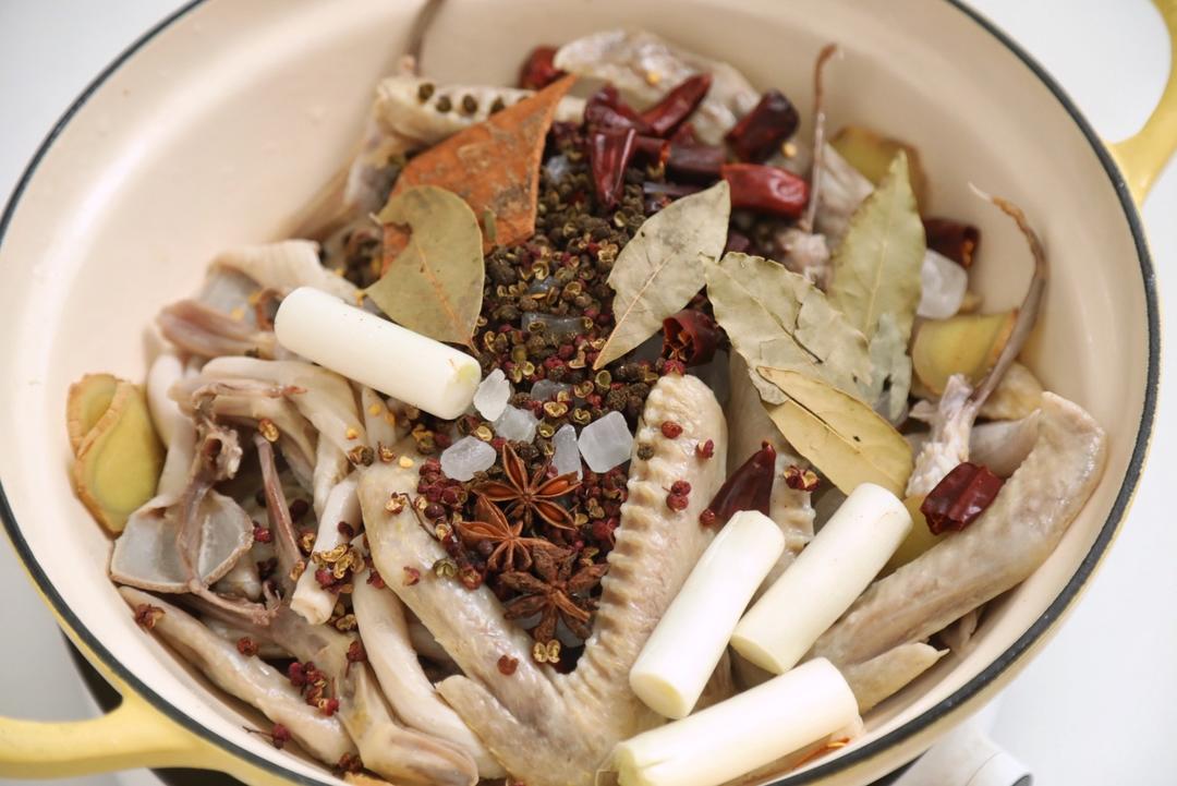 零难度自制辣卤鸭货，宅家零嘴一起啃不停的做法 步骤5