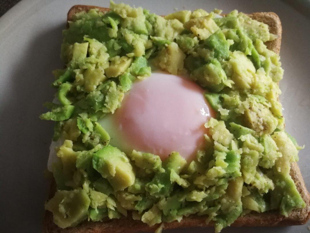 牛油果太阳蛋吐司