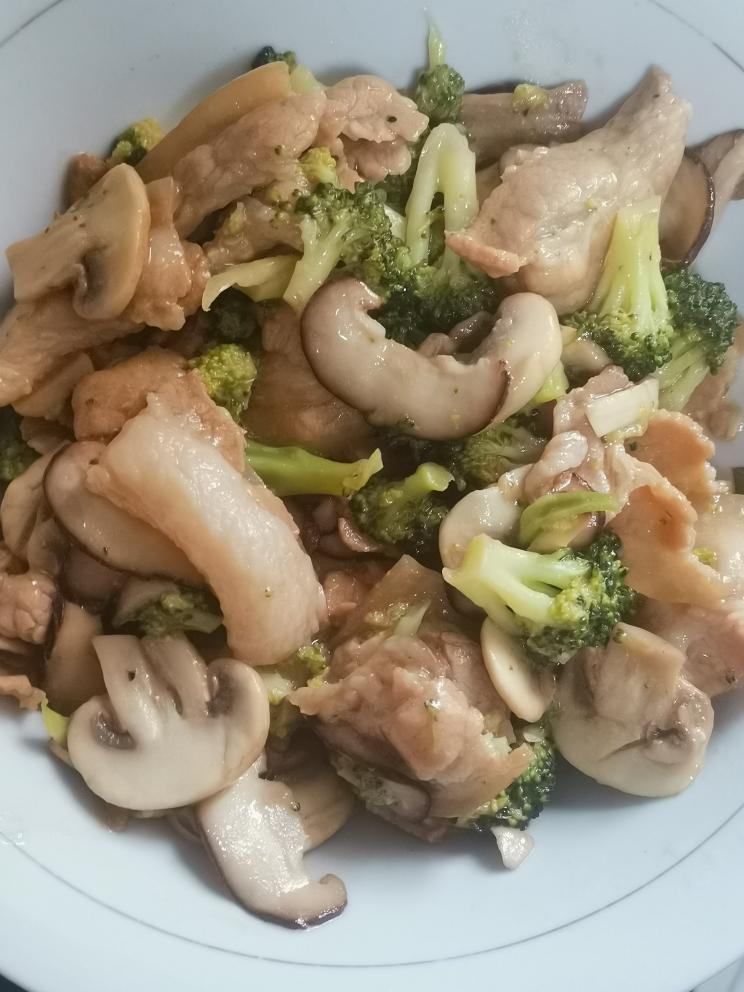 五花肉蘑菇炒西蓝花