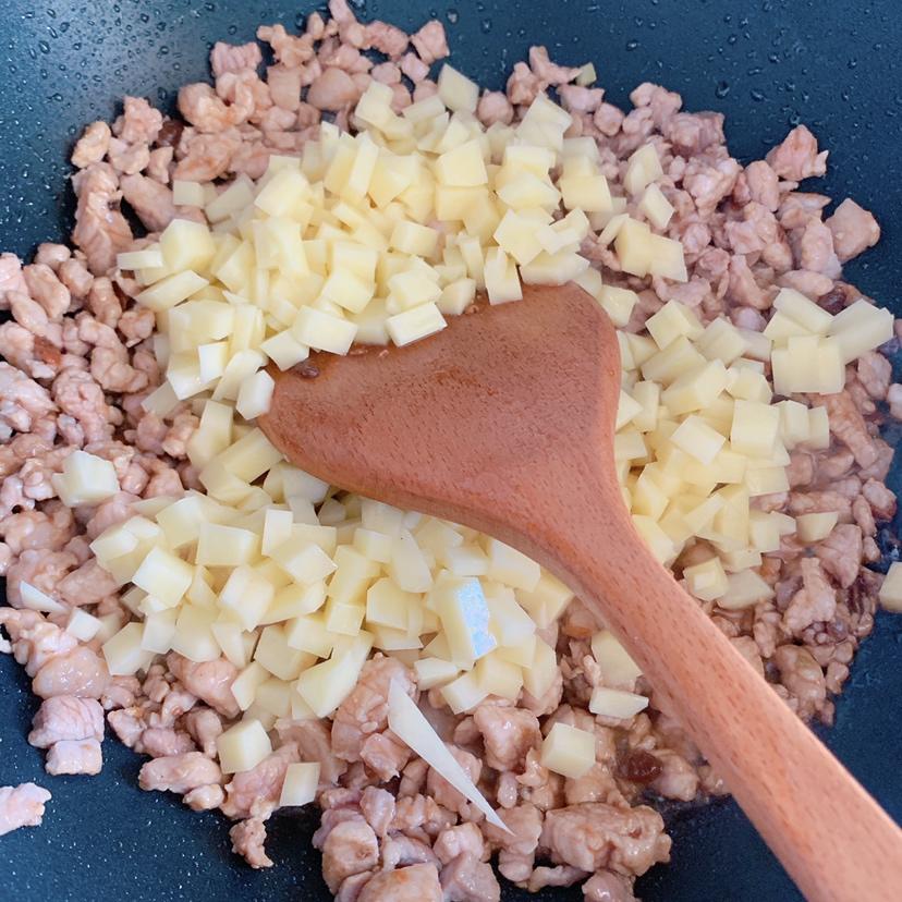 酱肉芸豆土豆茄丁大包的做法 步骤14