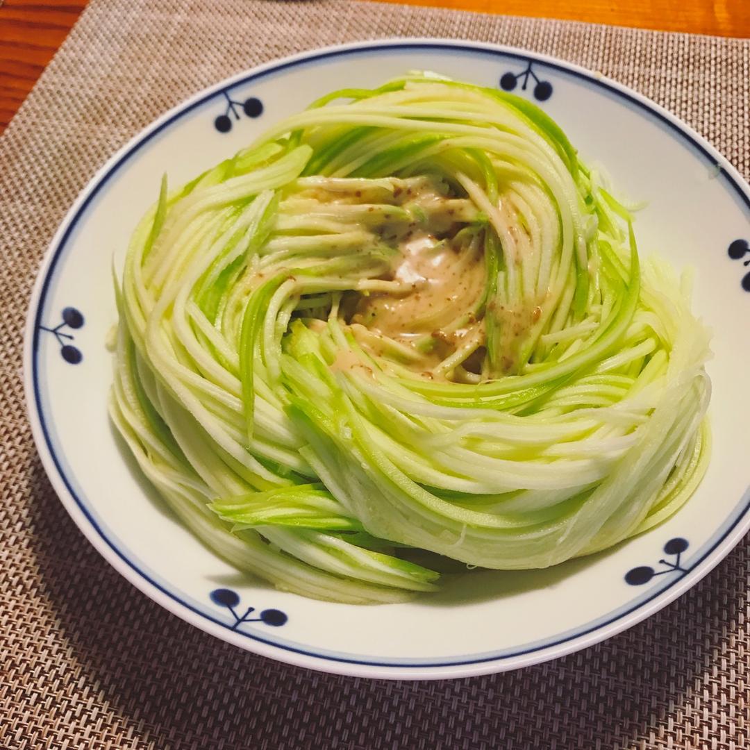 休呗做的凉拌西葫芦 这一次做的工整些了噢对了补充一下芝麻沙拉酱