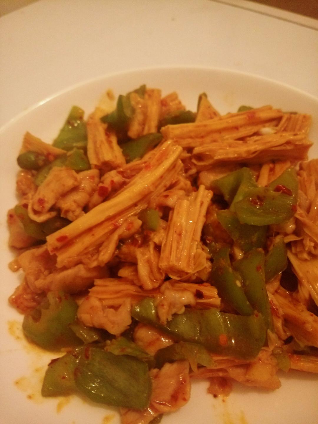腐竹炒肉的做法
