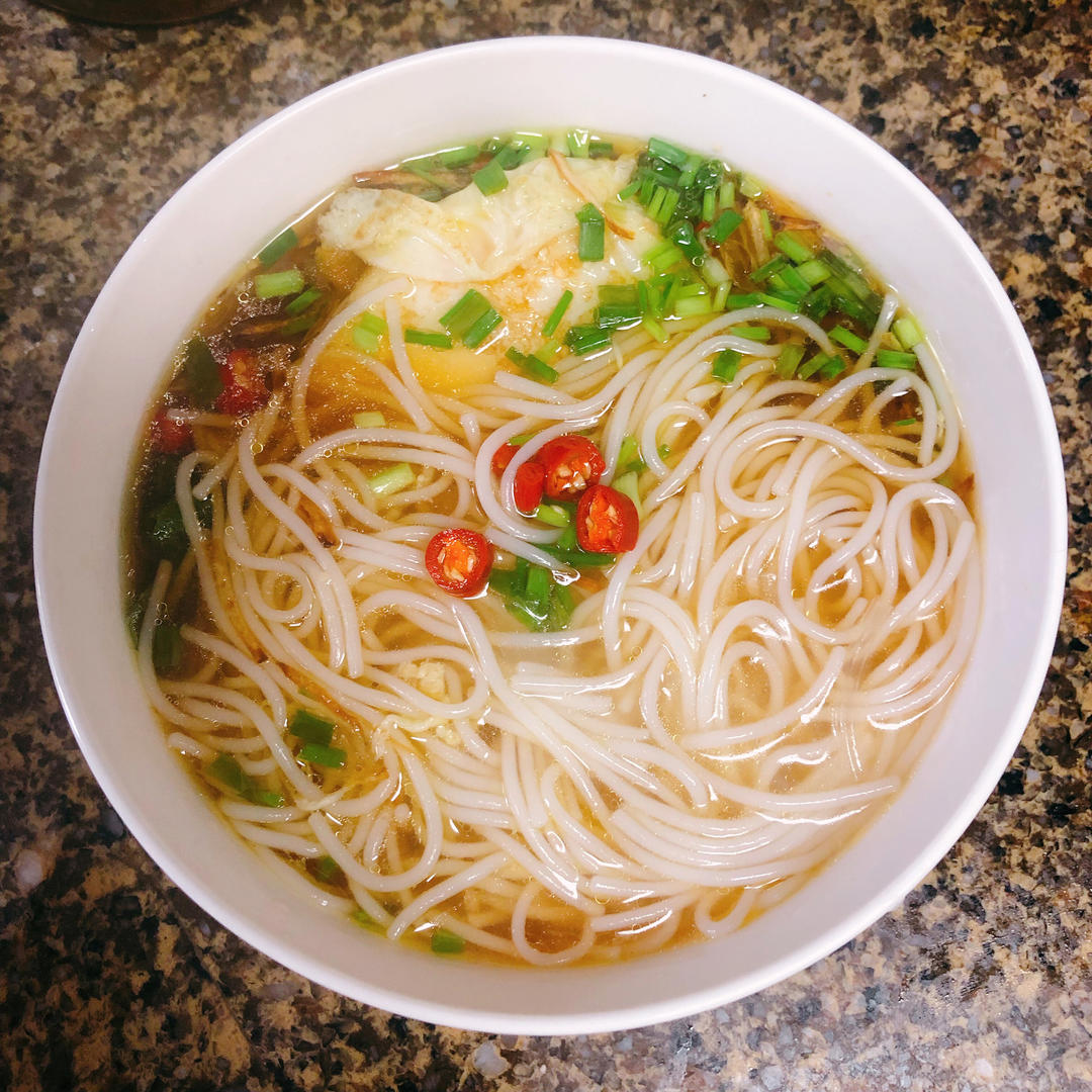 一碗清汤面 🍜 —— 秋日里的治愈系
