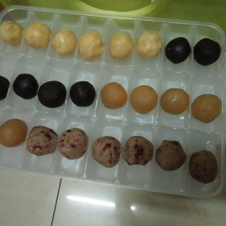 四种口味蛋黄酥(紫薯、抹茶、红曲、蛋黄)