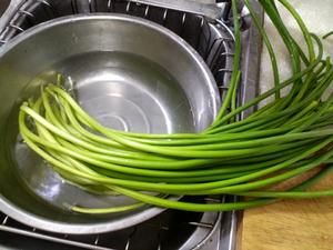 凉拌蒜苔——快手开胃小菜的做法 步骤1