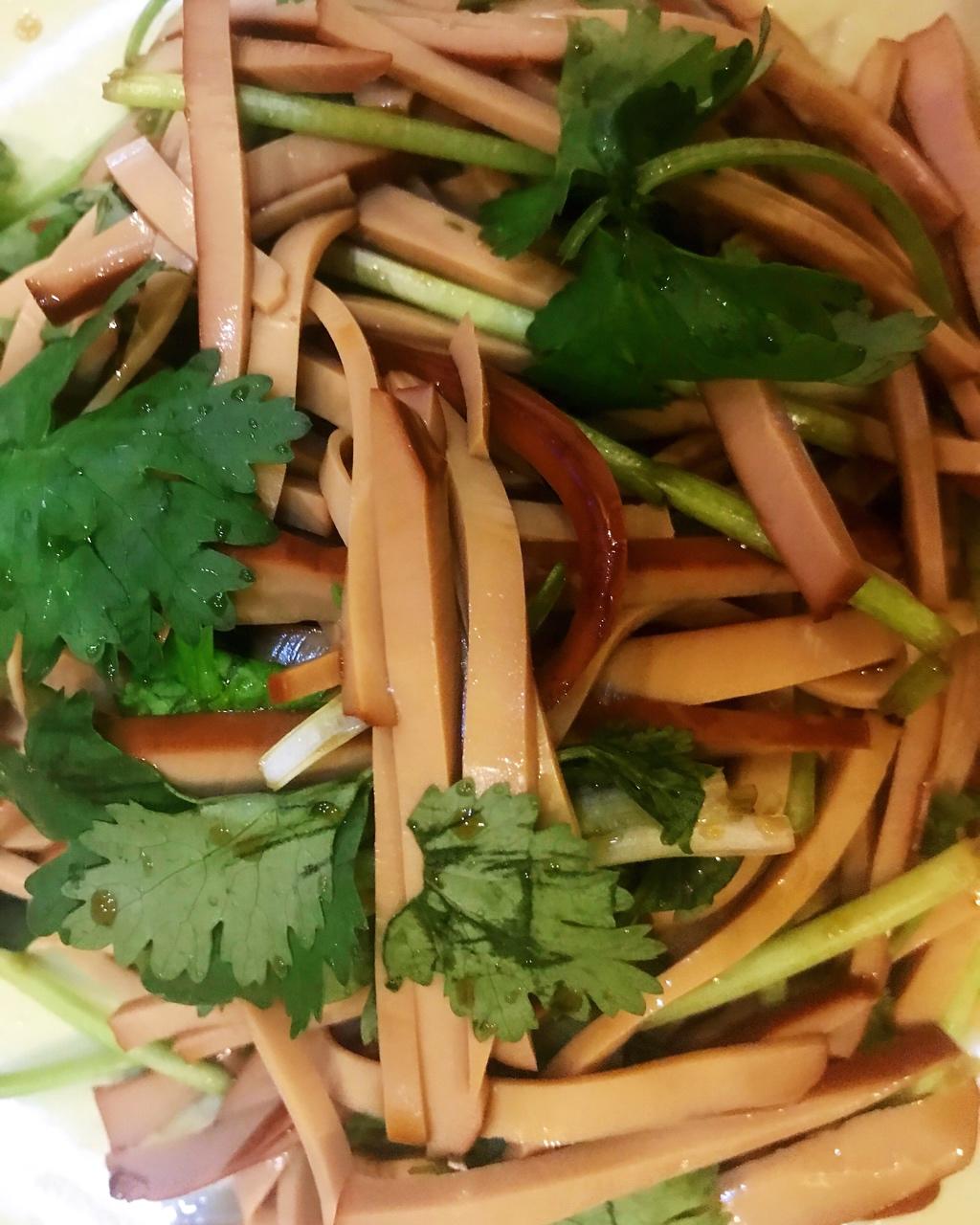 鸡蛋干拌香菜
