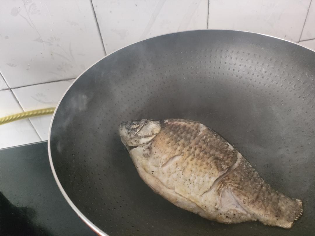 清炖鲫鱼汤 三个关键步骤让你轻松炖出汤浓味鲜色白似奶的鲫鱼汤