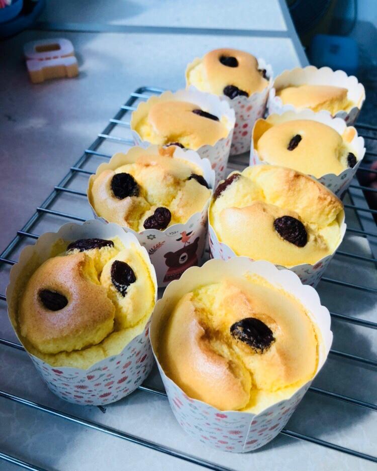 纸杯蛋糕(小熊烤箱版，手动打发蛋白)